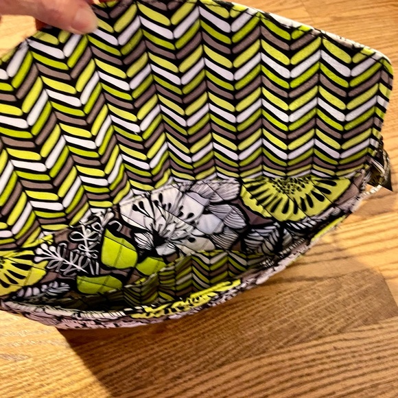 Vera Bradley Tablet Hipster Citron 10x12x2”
Lime Black White Floral Cross Body - Picture 4 of 10